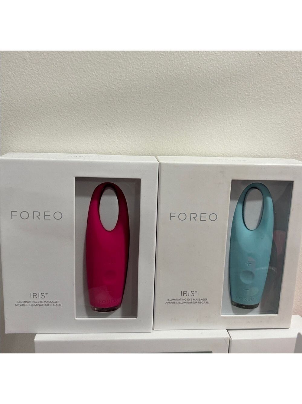 FOREO IRIS Illuminating Eye Massager (Pink color).